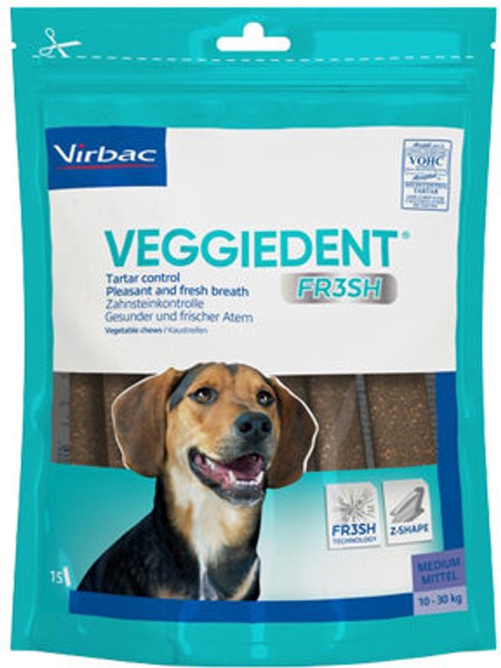 Verpakking met Virbac Veggiedent FR3SH voor middelgrote honden (10-30 kg). Een lachende hond kijkt naar de kijker.