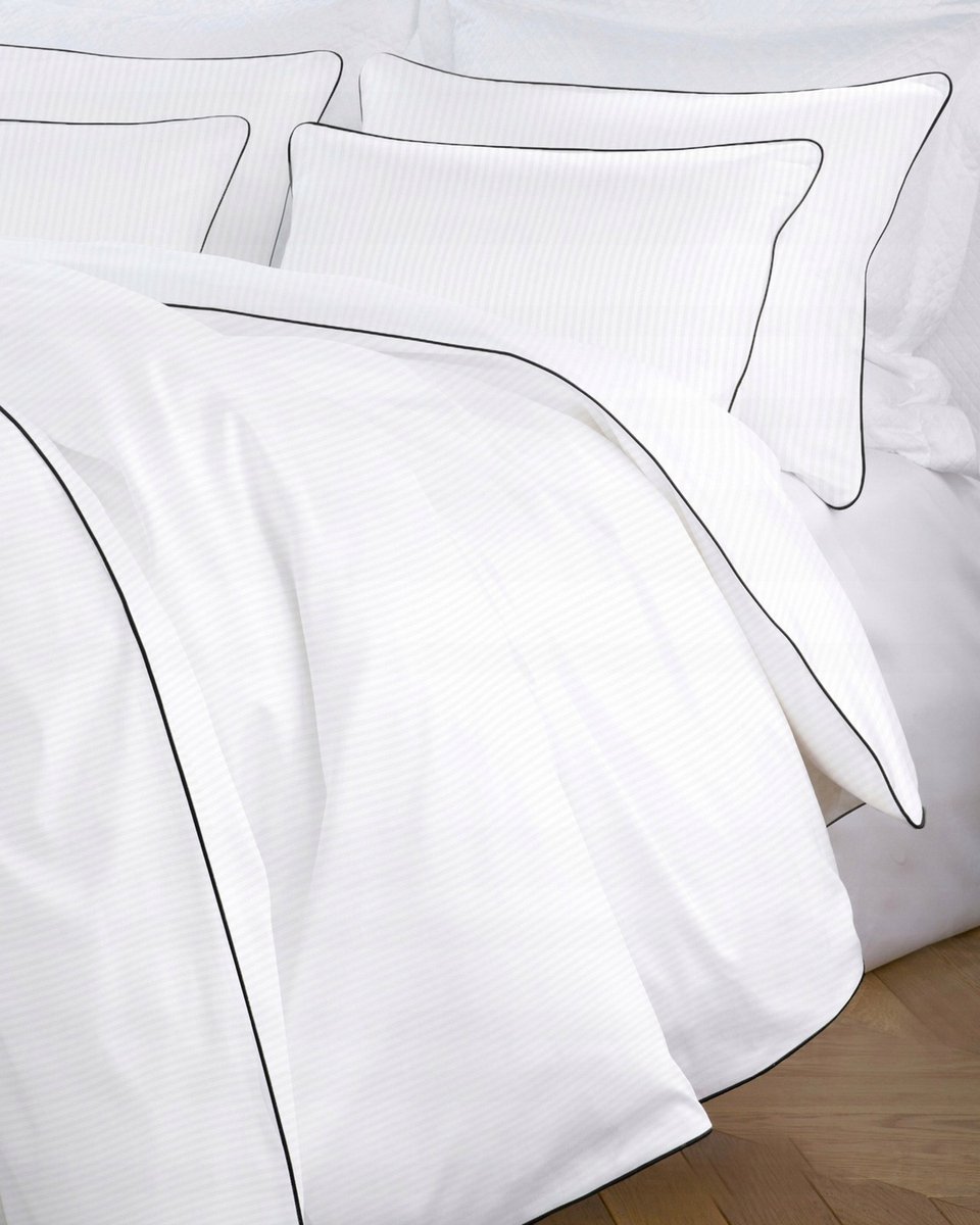 Maro Home Katoen Satijn Beddengoed Wit met Zwarte Rand 140x200