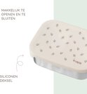Crèmekleurige broodtrommel met bessenpatroon en siliconen deksel, makkelijk te openen en sluiten.