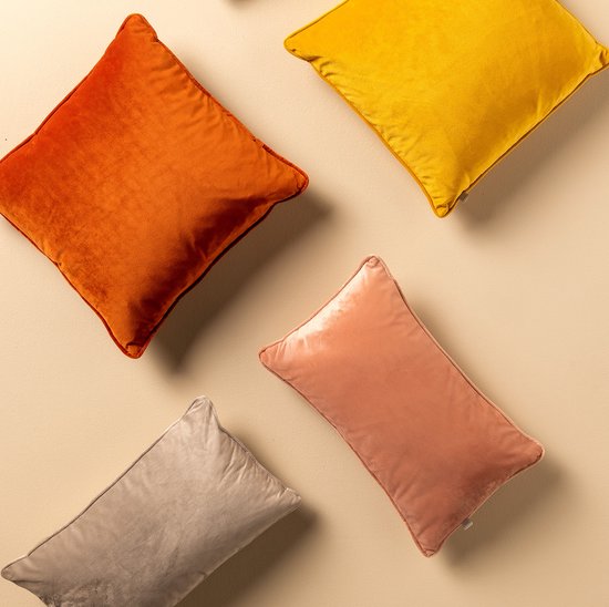 Quatre coussins décoratifs carrés, orange, jaune, rose et gris, disposés géométriquement.