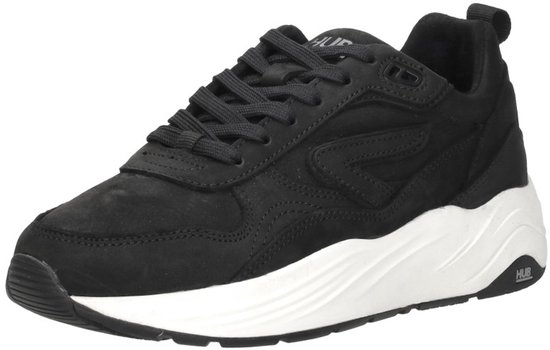 Zwarte HUB sneaker met witte zool, vetersluiting en een modern silhouet.