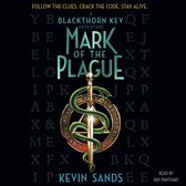 Boekomslag 'Mark of the Plague' met een zwaard, slang en schedel. Tekst: 'Follow the clues. Crack the code. Stay alive. A Blackthorn Key Adventure. Mark of the Plague. Kevin Sands.'