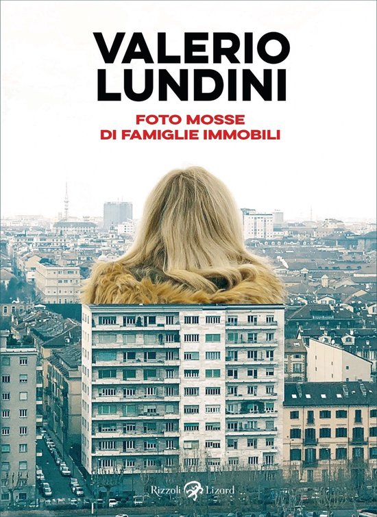 Boekomslag met de titel 'Foto mosse di famiglie immobili' van Valerio Lundini. Een bruingeelharig hoofd met een bontkraag steekt boven een appartementencomplex uit, met een stadsgezicht op de achtergrond.