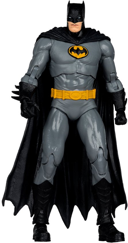 Batman actiefiguur in grijs pak met geel logo, cape en riem.