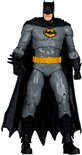 Batman actiefiguur in grijs pak met geel logo, cape en riem.
