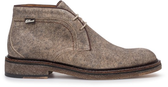 Une bottine à lacets taupe en daim Floris Van Bommel, vue latérale droite, avec une semelle marron foncé et des lacets beiges.