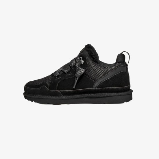 Zwarte UGG sneaker met suède, mesh en een lus aan de achterkant, vetersluiting.