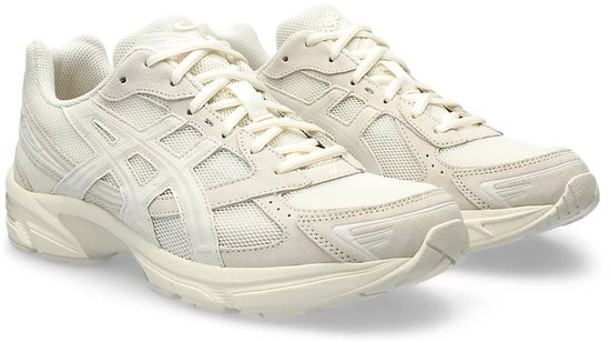 Crème ASICS GEL sneakers, schuin van voren met mesh en suède.