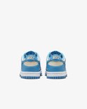 Achterkant van een paar Nike Dunk Low sneakers in crème en lichtblauw leer met Nike logo.