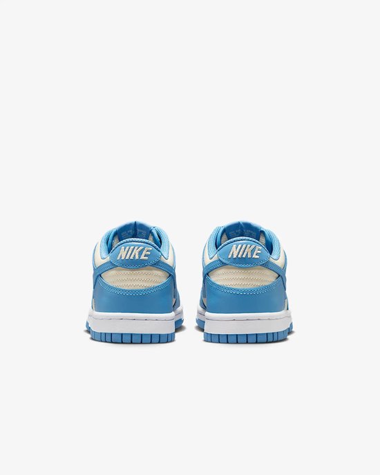 Achterkant van een paar Nike Dunk Low sneakers in crème en lichtblauw leer met Nike logo.