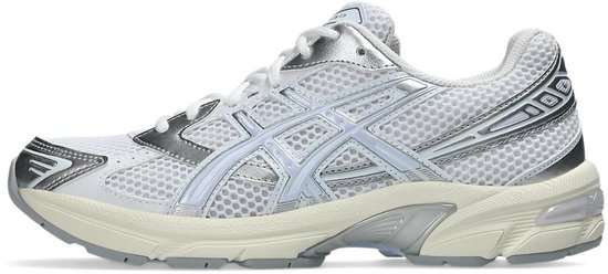 Zijprofiel van een witte ASICS sneaker met zilveren ASICS logo en details. De sneaker heeft mesh en een crèmekleurige zool.