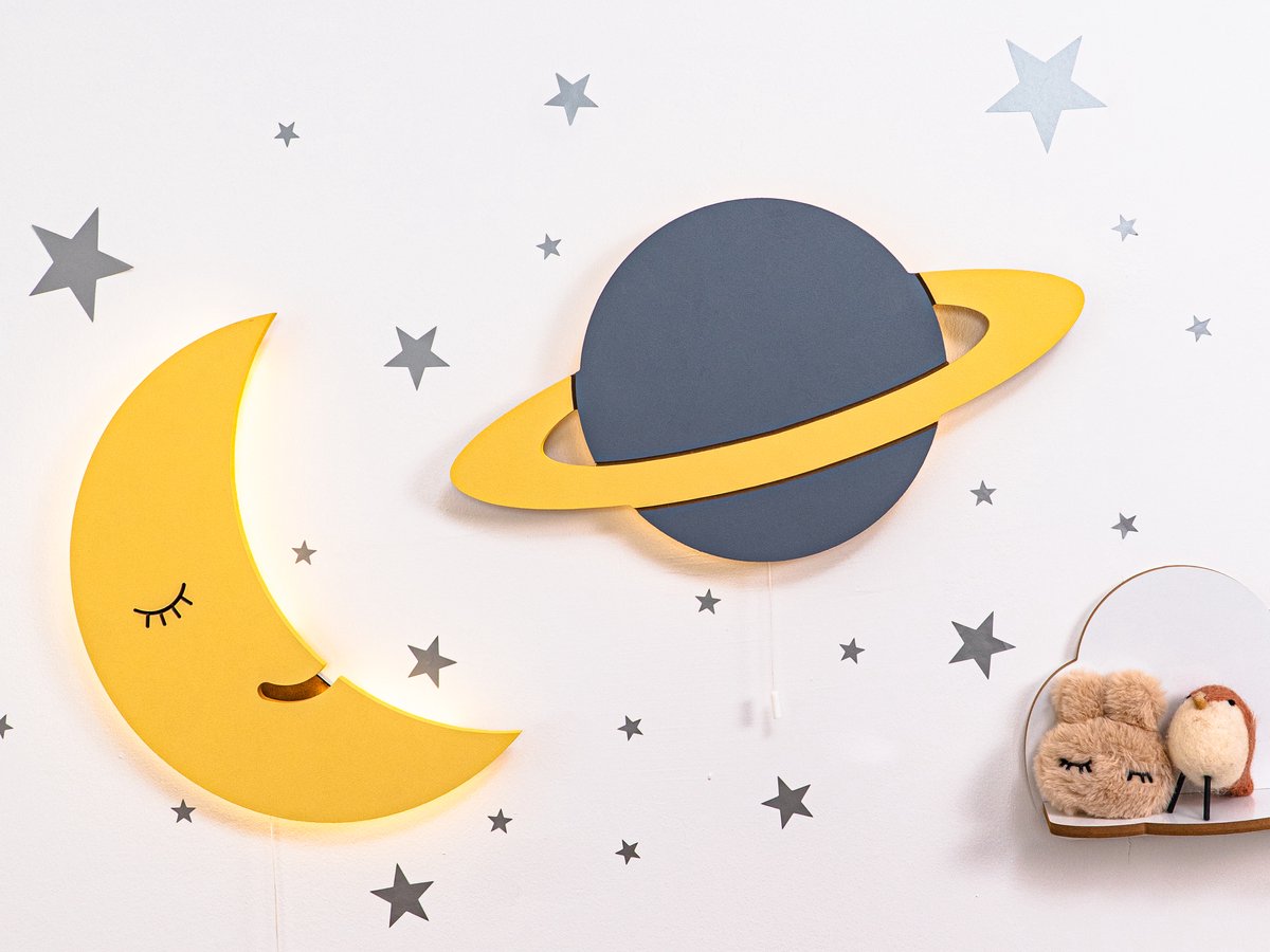 Cozy – Mond & Planet Wandlampen Set – 2-delig LED Nachtlamp Kinderkamer – Handgemaakte Houten Wanddecoratie – Batterij Aangedreven & Kindvriendelijk