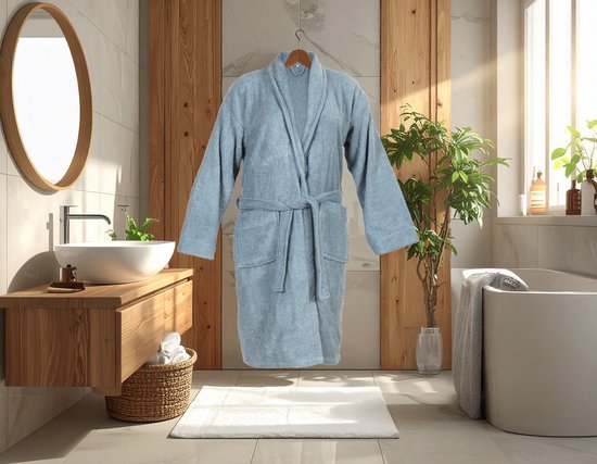 Robe de chambre bleu clair en éponge douce et absorbante. Avec ceinture et poches plaquées.