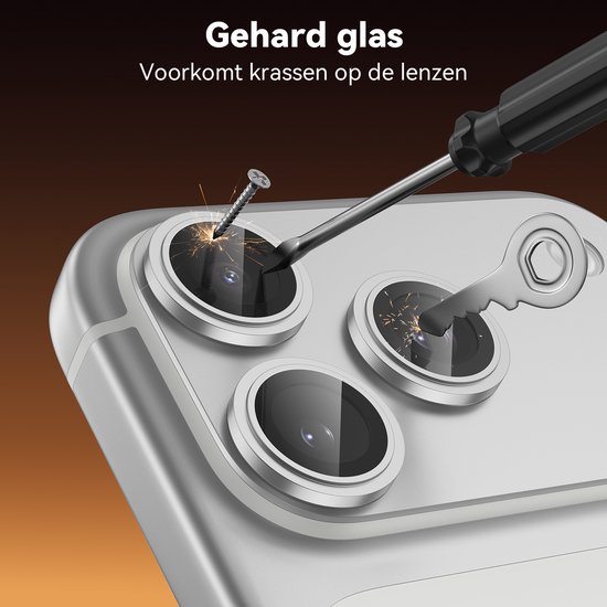 Een schroevendraaier en een schroef die tegen een gehard glas cameralensbeschermer tikken, die geen kras vertoont.