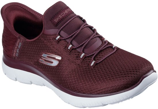 Bordeauxrode mesh sneaker met vetersluiting, "S" logo en witte zool.
