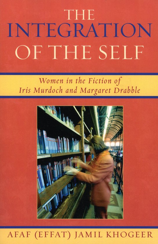 Boek met de titel 'The Integration of the Self', over vrouwen in de fictie van Iris Murdoch en Margaret Drabble. Een persoon bladert in boeken in een bibliotheek.