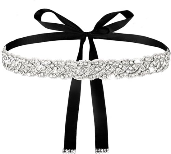 Zilverkleurige riem met strass steentjes in een visgraatpatroon, met zwarte satijnen linten die aan de voorkant gestrikt zijn.