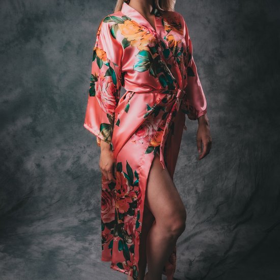Lange koraalrode satijnen kimono met bloemenprint en ceintuur, hoge split aan de zijkant.