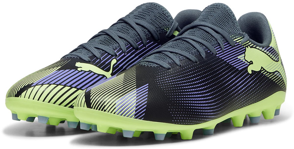 Puma Future 7 Play Mg voetbalschoenen in blauw en zwart met groene details, EU 44 1/2, lichtgewicht en comfortabel ontwerp.