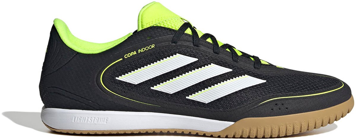 Adidas Copa Court League zaalschoenen in zwart met neonaccenten, ontworpen voor comfort en ventilatie tijdens futsal.