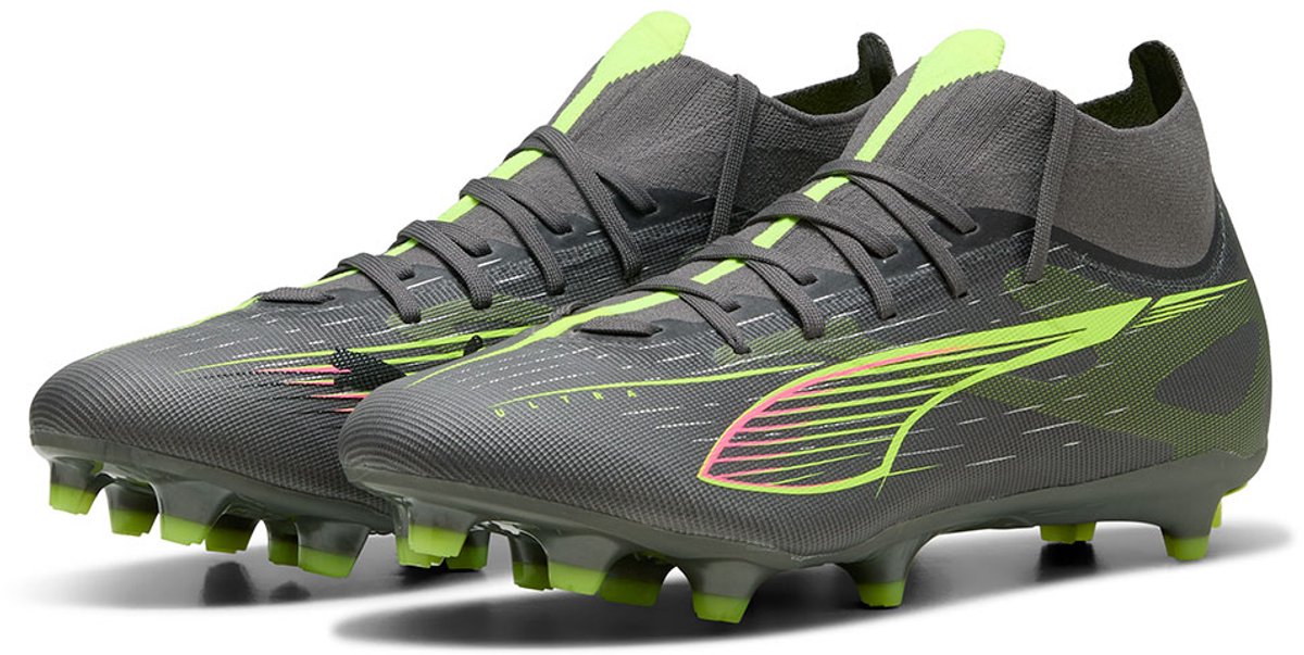 Grijze Puma Ultra 5 Match+ voetbalschoenen EU 44 met groene en roze accenten, geschikt voor stevige en kunstmatige ondergr...