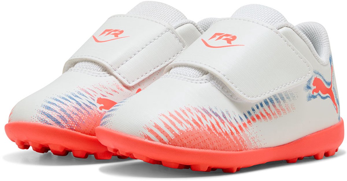 Witte Puma Future 8 Play V TF voetbalschoenen voor kinderen, met oranje details en klittenbandsluiting. EU maat 20.
