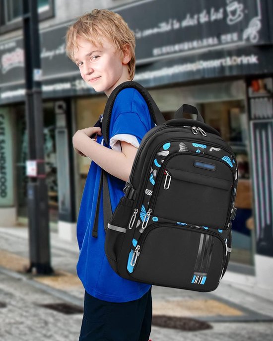 Jongen met blonde haren draagt een zwarte rugzak met blauw en grijs camouflagepatroon op straat.