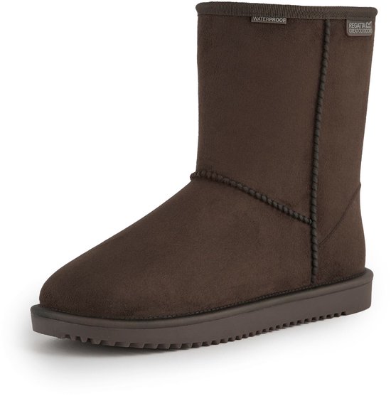 Bruine suède laars met donkerbruine biezen en zool. 'WATERPROOF' en 'REGATTA GREAT OUTDOORS' logo's zichtbaar.