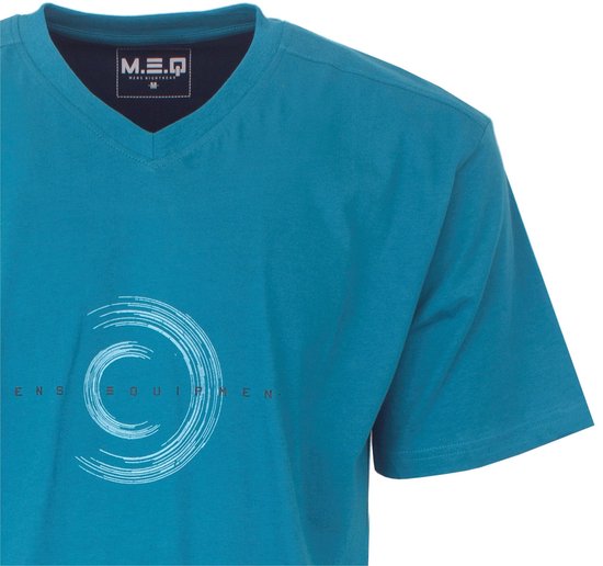 Aqua groene T-shirt met V-hals en logo van Mens Equipment op de borst.