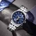 Zilverkleurig Citizen Eco-Drive Radio Controlled horloge met blauwe wijzerplaat, gedetailleerde opname.