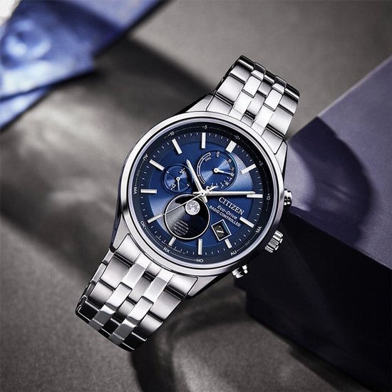Zilverkleurig Citizen Eco-Drive Radio Controlled horloge met blauwe wijzerplaat, gedetailleerde opname.