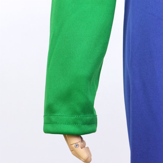 Groene mouw met nette zoom, vastgenaaid aan een blauw kledingstuk.