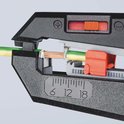Zwarte kabelstripper met rode details, die een groen-gele kabel strippen. Met schaalverdeling 6, 12, 18.