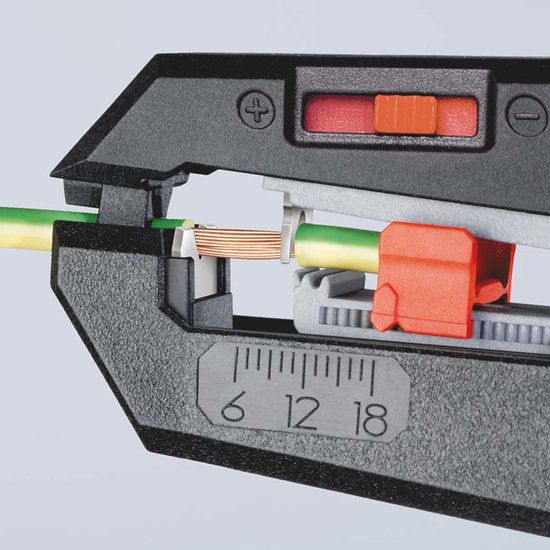 Zwarte kabelstripper met rode details, die een groen-gele kabel strippen. Met schaalverdeling 6, 12, 18.