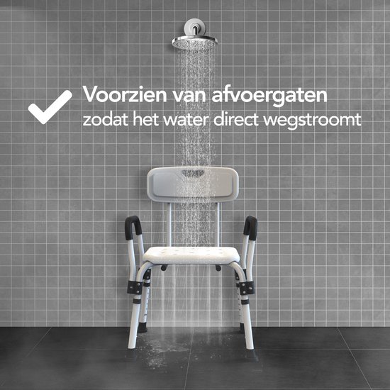 Witte douchestoel met armleuningen, rugleuning en afvoer gaten in de zitting.