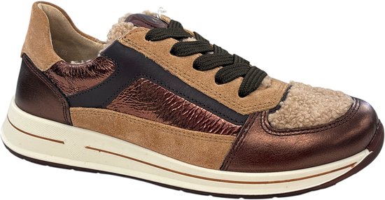 Bruine sneaker met beige suède, shearling details en metallic koperkleurige accenten.