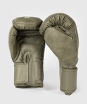 Legergroene bokshandschoenen met witte stiksels en een schubbenpatroon. Perforatie op de vingers.