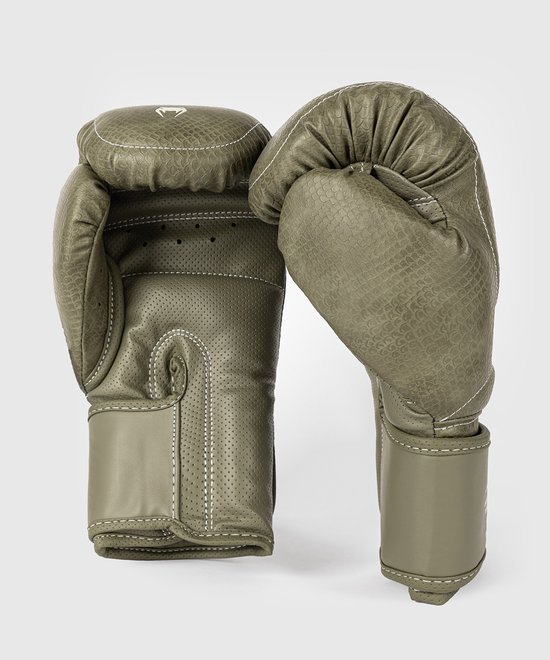 Legergroene bokshandschoenen met witte stiksels en een schubbenpatroon. Perforatie op de vingers.