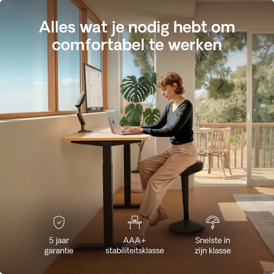 Een vrouw werkt aan een houten bureau met laptop en monitor. 'Alles wat je nodig hebt om comfortabel te werken', '5 jaar garantie', 'AAA+ stabiliteitsklasse', 'Snelste in zijn klasse'.