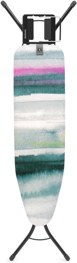 Strijkplank staand, met gestreept patroon in blauw-, groen- en roze tinten. Zwarte metalen standaard.