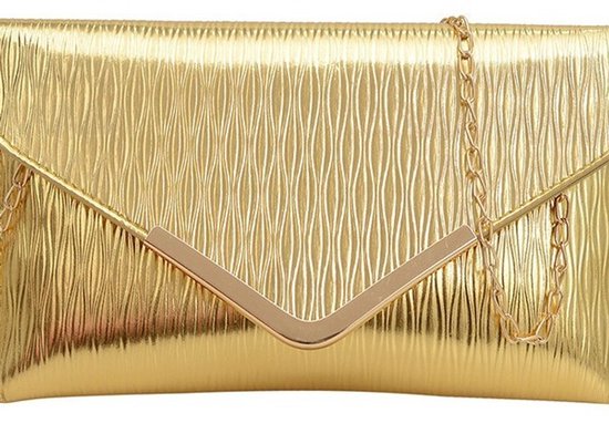 Gouden clutch met golvend reliëf en goudkleurige ketting.