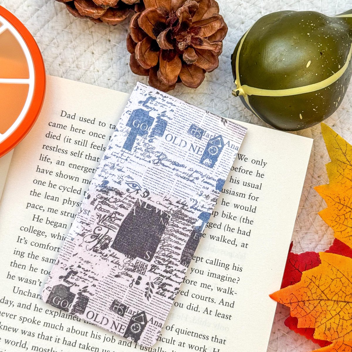 Nook and Note – Magnetische Boekenlegger “Vintage Newspaper” – Handgemaakt