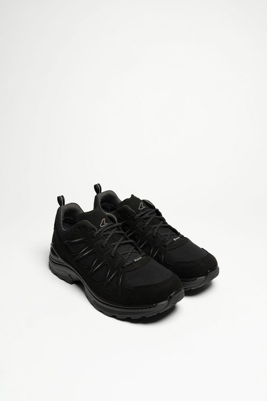 Paar zwarte LOWA wandelschoenen met GORE-TEX label.