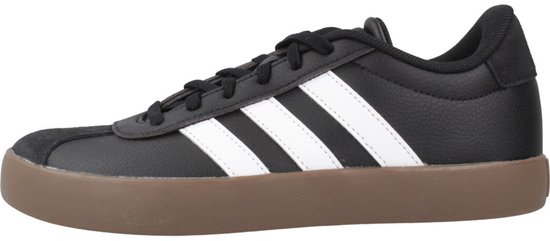 Zwarte Adidas sneakers met witte strepen en een bruine zool.