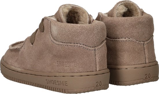 Lichtbruine suède Shoesme sneakers, achterkant zichtbaar. Met veters en bruine zool.