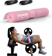 Roze en zwarte barbellpads met 'Breaking Limits' logo. Vrouw met roze pad om de halter voor hip thrust.