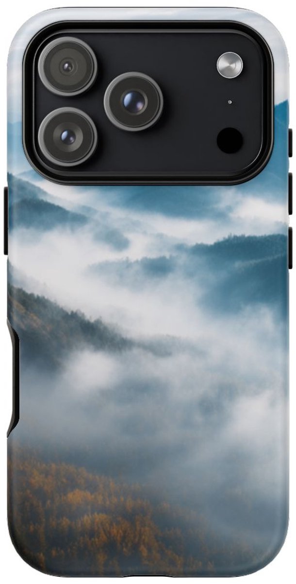 Mysterieus Berglandschap met Mist – Telefoonhoesje Geschikt voor iPhone 17 Pro