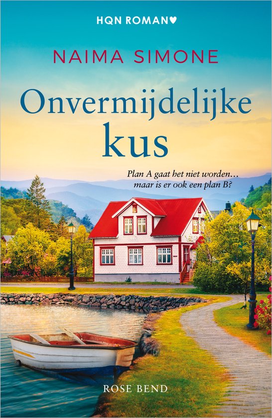Boekomslag van 'Onvermijdelijke kus' door Naima Simone. Een huis met rood dak in een dorpje.