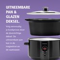 Exploded view van een zwarte slowcooker, met de uitneembare pan en het glazen deksel apart.