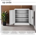 Witte metalen archiefkast met open deuren, lege schappen, naast plant en houten wand. Tekst: 'Alles perfect op orde'.